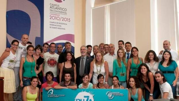 Universitarios con la mochila a cuestas