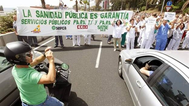 Trabajadores del Materno-Insular paran el tráfico en protesta por los ajustes