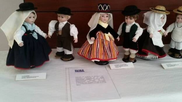 Muñecos de porcelana lucen la vestimenta canaria