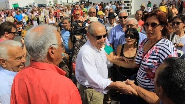 Dimas tuvo un corto baño de multitudes