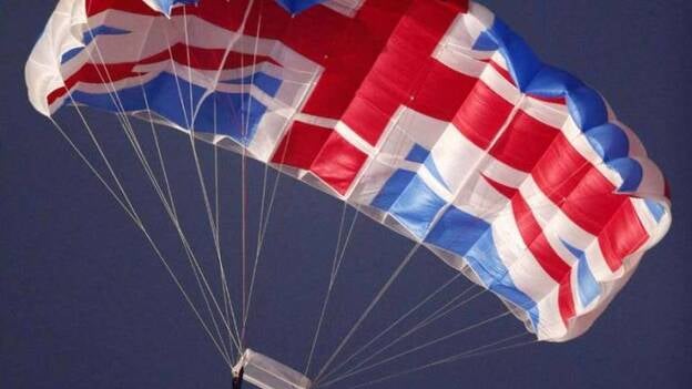 Isabel II llega al Estadio Olímpico en helicóptero con James Bond