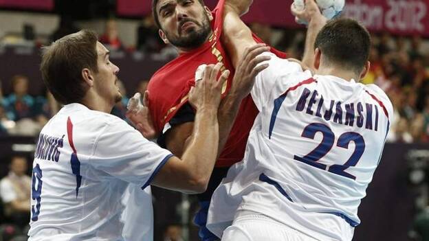 España sobrevive a la lesión de Sterbik con un ejercicio de fe