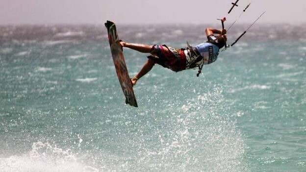 Las cometas toman el testigo en la playa de la Barca