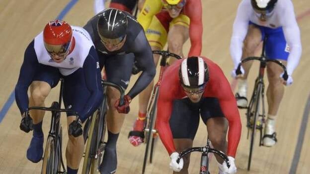 El español Juan Peralta se cae de la final de keirin en el velódromo