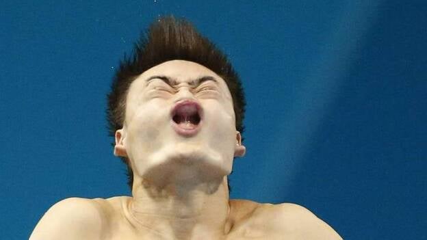 Saltos, muecas y posturas