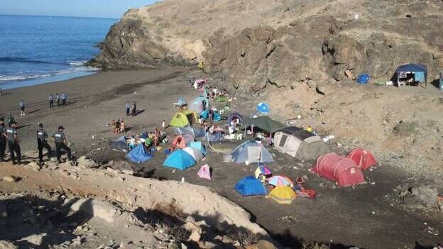 Desalojan las acampadas ilegales de las playas