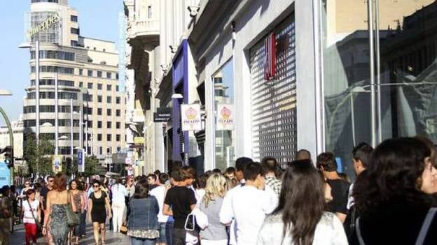 El lanzamiento del perfume de Lady Gaga moviliza a sus admiradores en Madrid