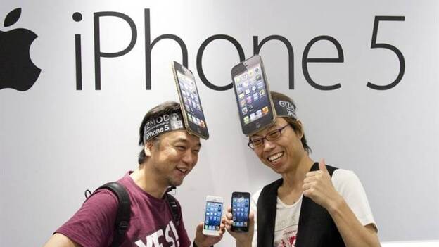 Largas filas, disfraces y gran expectación en la salida del iPhone 5 en Tokio