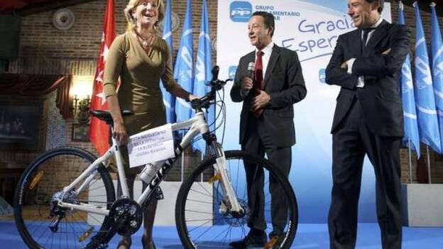 El PP regala una bici a Esperanza Aguirre en su despedida