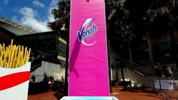 Clavados en una piscina de tomate