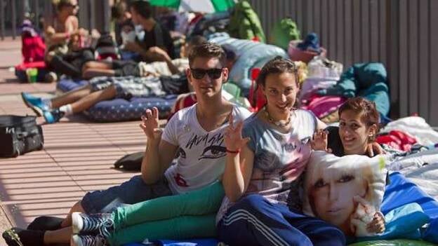 Los fans de Lady Gaga plantan tiendas ante el Palau Sant Jordi en Barcelona