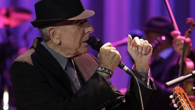 El respetable público de Barcelona se quita el sombrero ante Leonard Cohen