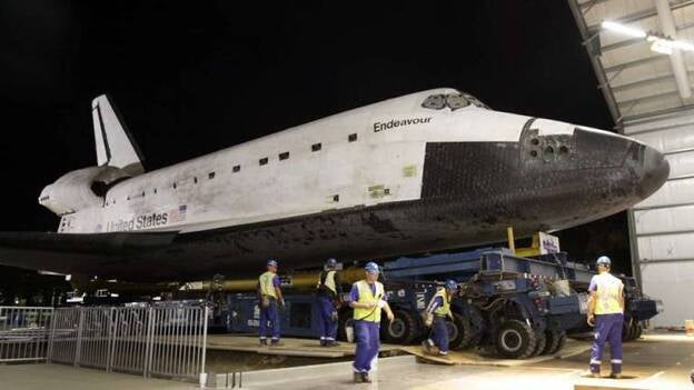 El 'Endeavour' llega a su nuevo hogar