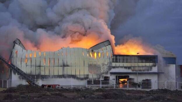Intentan extinguir el incendio de una nave en un polígono de Tenerife
