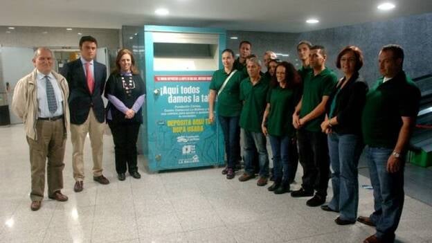 Cáritas instala contenedores para ropa usada en el CC La Ballena