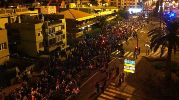 Miles de canarios toman la calle convencidos de que el Gobierno no es inmune