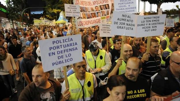 Miles de ciudadanos se manifiestan en la capital grancanaria (II)