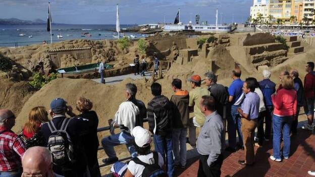 Las Canteras luce ya su Belén de Arena