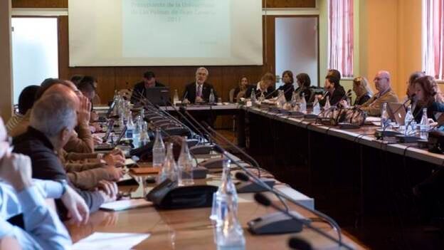 José Regidor denuncia un plan para acabar con el modelo universitario actual