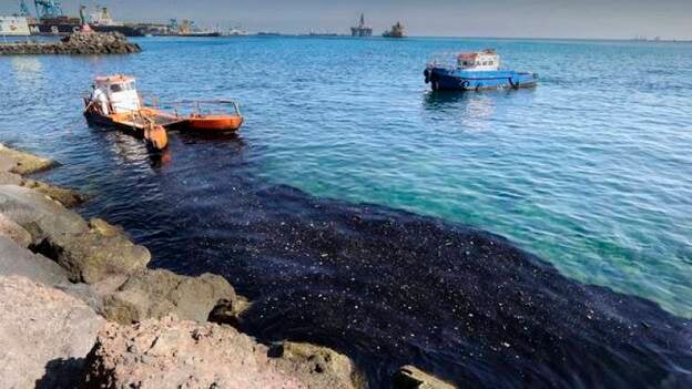 El mar de sur arrastra un vertido al Muelle Deportivo