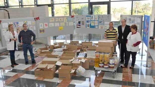 ‘El carro solidario’ del Dr. Negrín recoge 1.500 kilos de alimentos para Cáritas