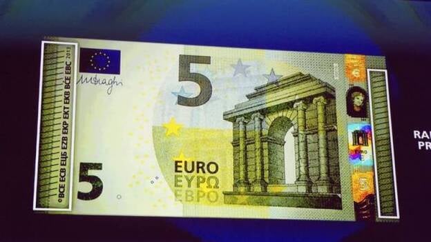 Draghi presenta los nuevos billetes de 5 euros de la segunda serie del euro