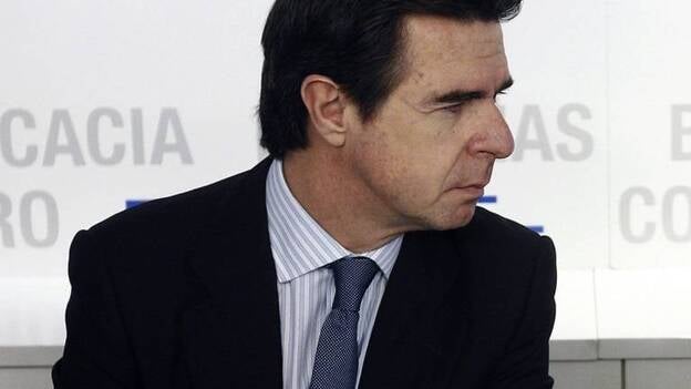 Soria pone "la mano en el fuego" por las cuentas del PP pero no habla de Bárcenas