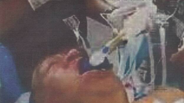 El diario El País retira de su web y de la edición impresa una falsa foto de Chávez