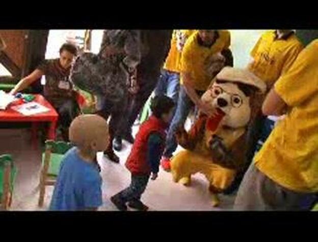 El Herbalife Gran Canaria visita a los niños del Materno