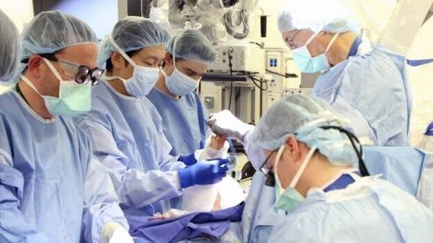 Un soldado recibe un doble trasplante de brazos