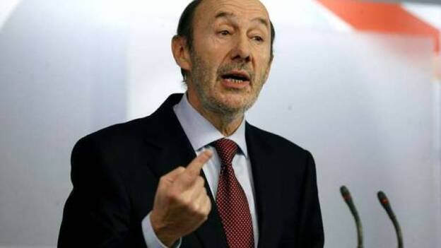 Rubalcaba: "Rajoy ha ido a Berlín y le ha acompañado su sombra, Bárcenas"