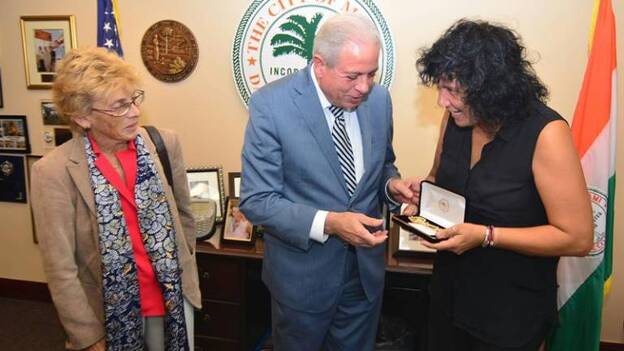 La cantante canaria Rosana recibió las llaves de la ciudad de Miami