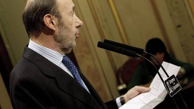 Rubalcaba hace "un striptease económico": ganó 67.229 euros en 2012