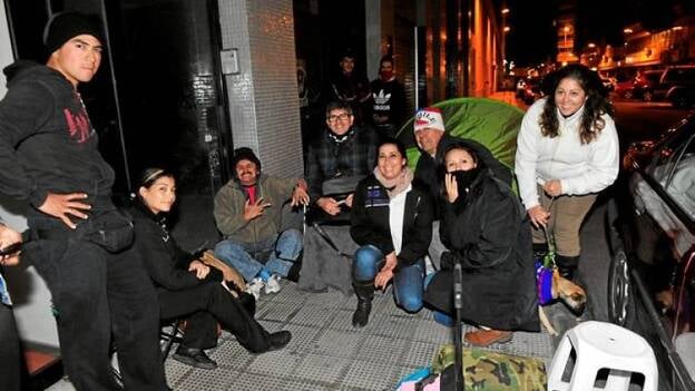 Pagan hasta 150 euros por un puesto en la cola del registro