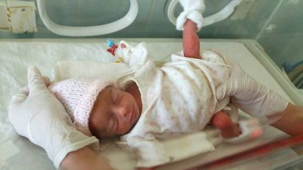 Una mujer de 66 años da a luz a una niña