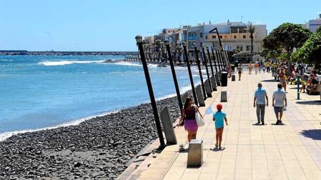 Agüimes aprueba prohibir los perros en el paseo de Arinaga