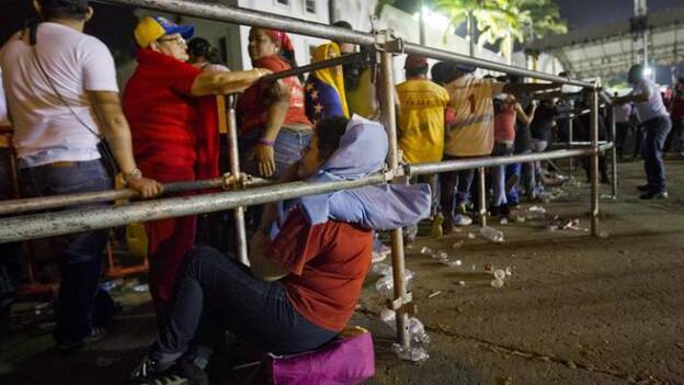 Caracas se tiñe de rojo para despedir a Chávez