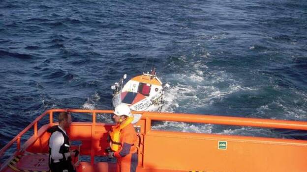 Doce horas para rescatar a un aventurero que quería cruzar el Atlántico en un bote a remos