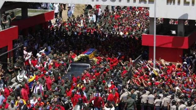 Una multitud desconsolada despide a Chávez en las calles de Caracas