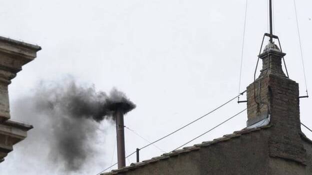 La segunda fumata también ha sido negra