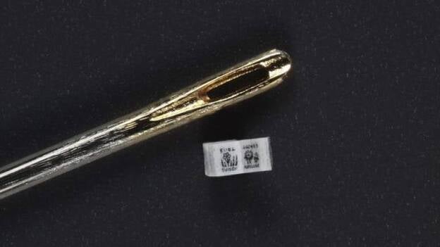 Una editorial nipona publica el libro más pequeño del mundo con apenas 0,75 mm