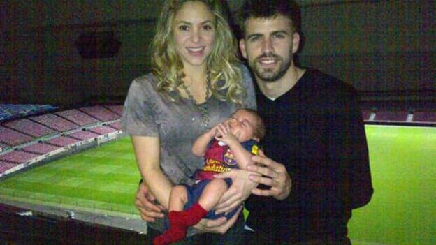 Piqué, Shakira y Milan, vestido de culé, celebran la victoria del Barça sobre el Milán