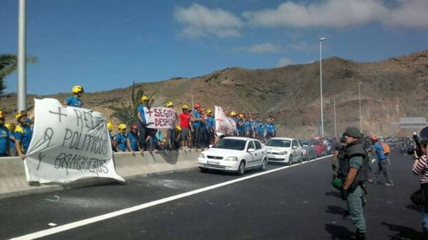 Un grupo de bomberos irrumpe en la inauguración del tramo de autopista a Mogán