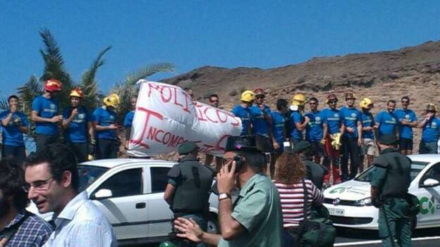 Pastor inaugura el tramo de la GC-1 hasta Mogán ante la protesta de los bomberos