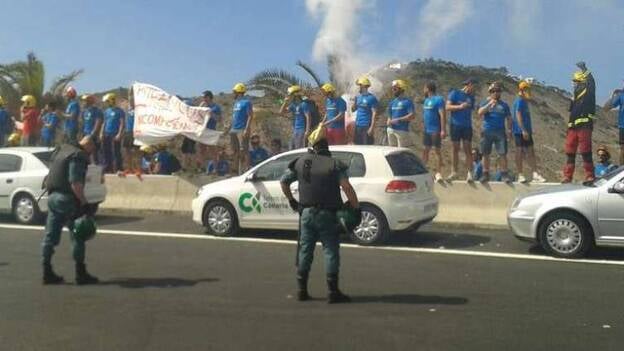 Bomberos protestan en la nueva carretera de Mogán