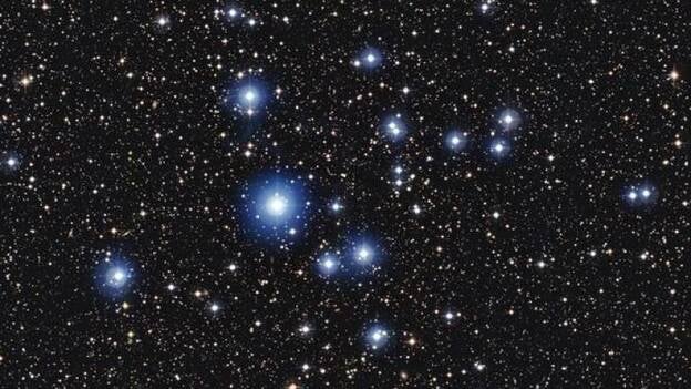 Un telescopio capta un grupo de brillantes estrellas azules jóvenes