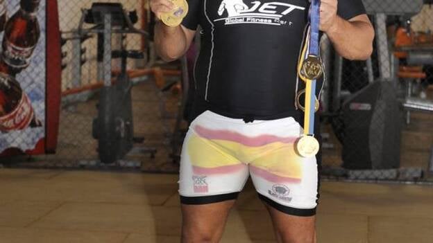 Juan Espino se hace con la triple corona europea de MMA