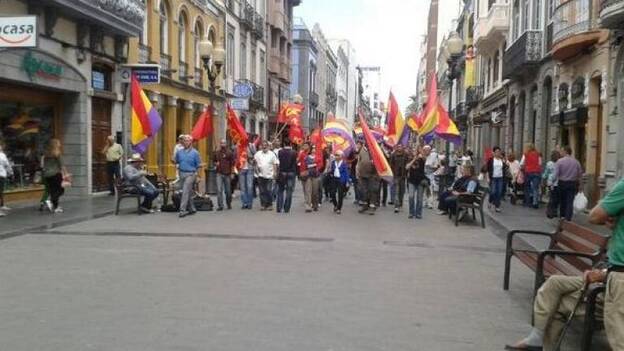 Unas cien personas se plantan en Triana por la República