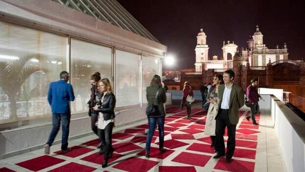 El director del CAAM explica al público On Painting