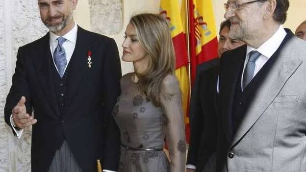 Aplausos y abucheos a los Príncipes y Rajoy a las puertas de la Universidad